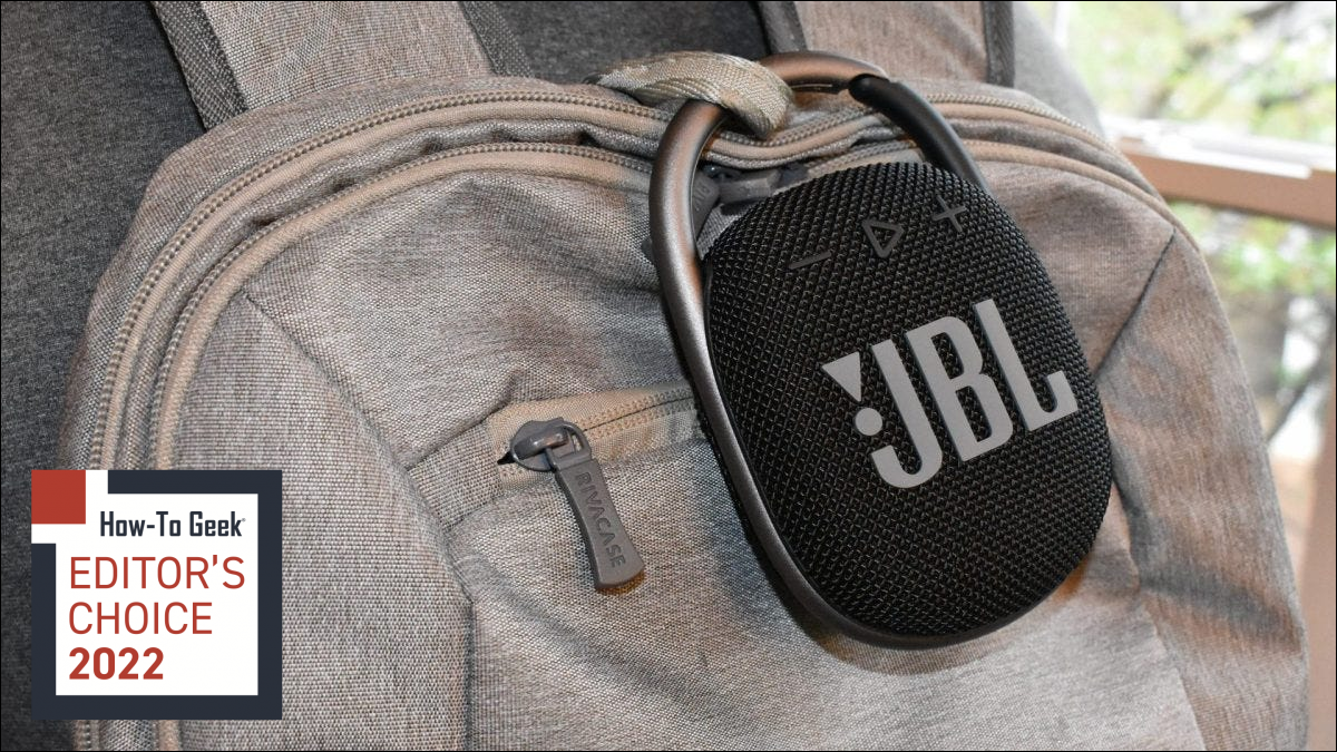 JBL Clip 4 colgando de una mochila