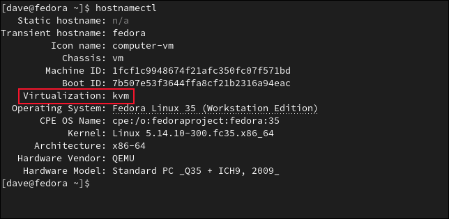 La salida del comando hostnamectl en una VM de GNOME Boxes con la línea de virtualización resaltada