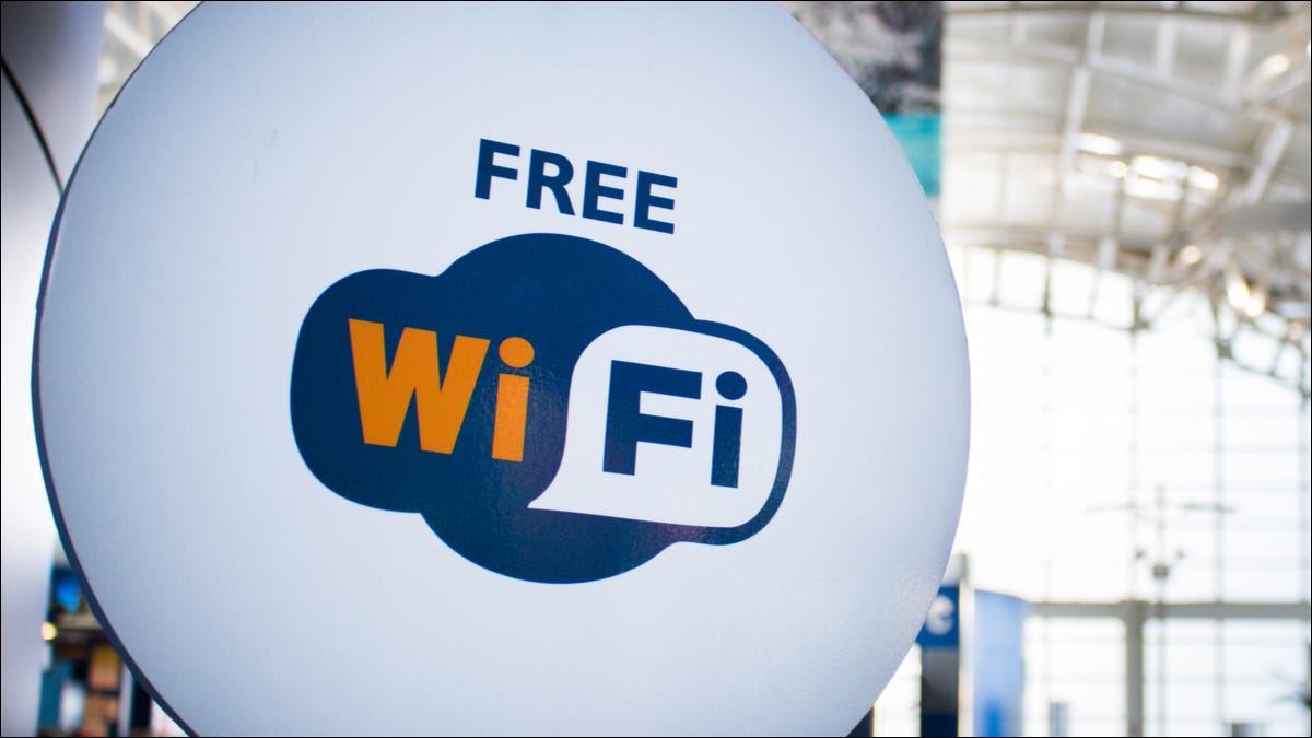 Un cartel en un aeropuerto que dice "Wi-Fi gratis".