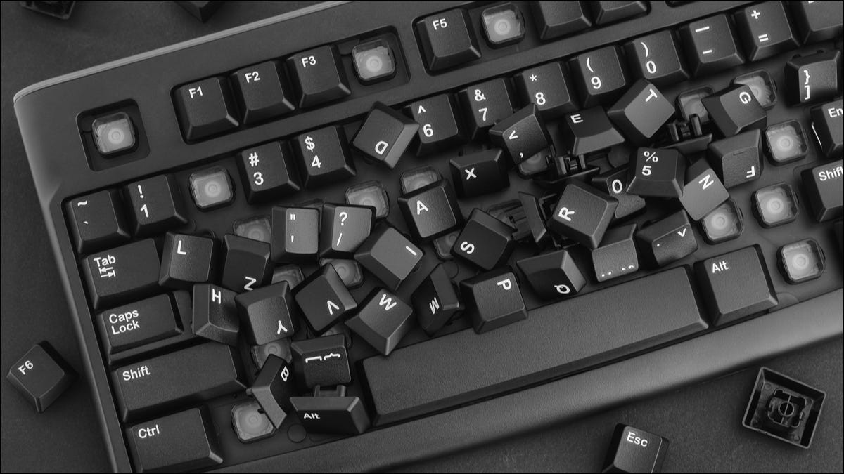 Un teclado con sus teclas removidas y esparcidas.