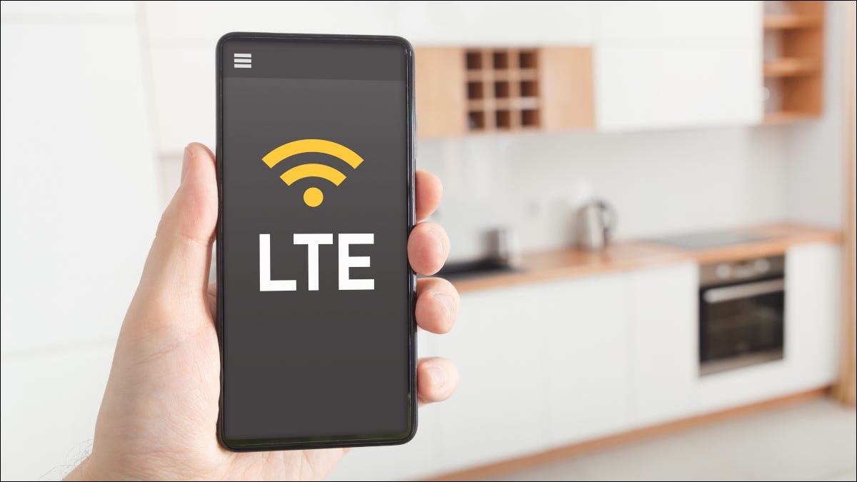 Un teléfono inteligente en la mano que muestra el símbolo de conexión LTE.