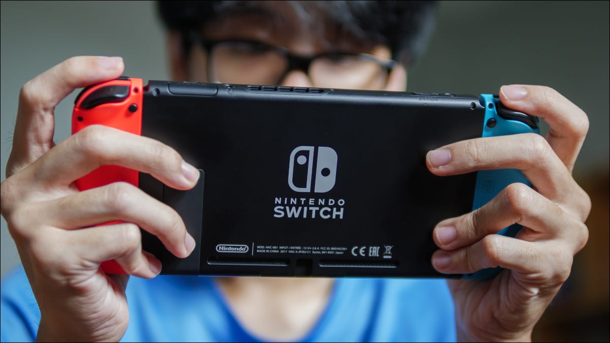 Un hombre jugando un Nintendo Switch.