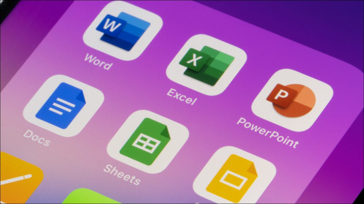 Primer plano de la pantalla de un teléfono inteligente que muestra las aplicaciones de Microsoft Office junto a las aplicaciones de Google.
