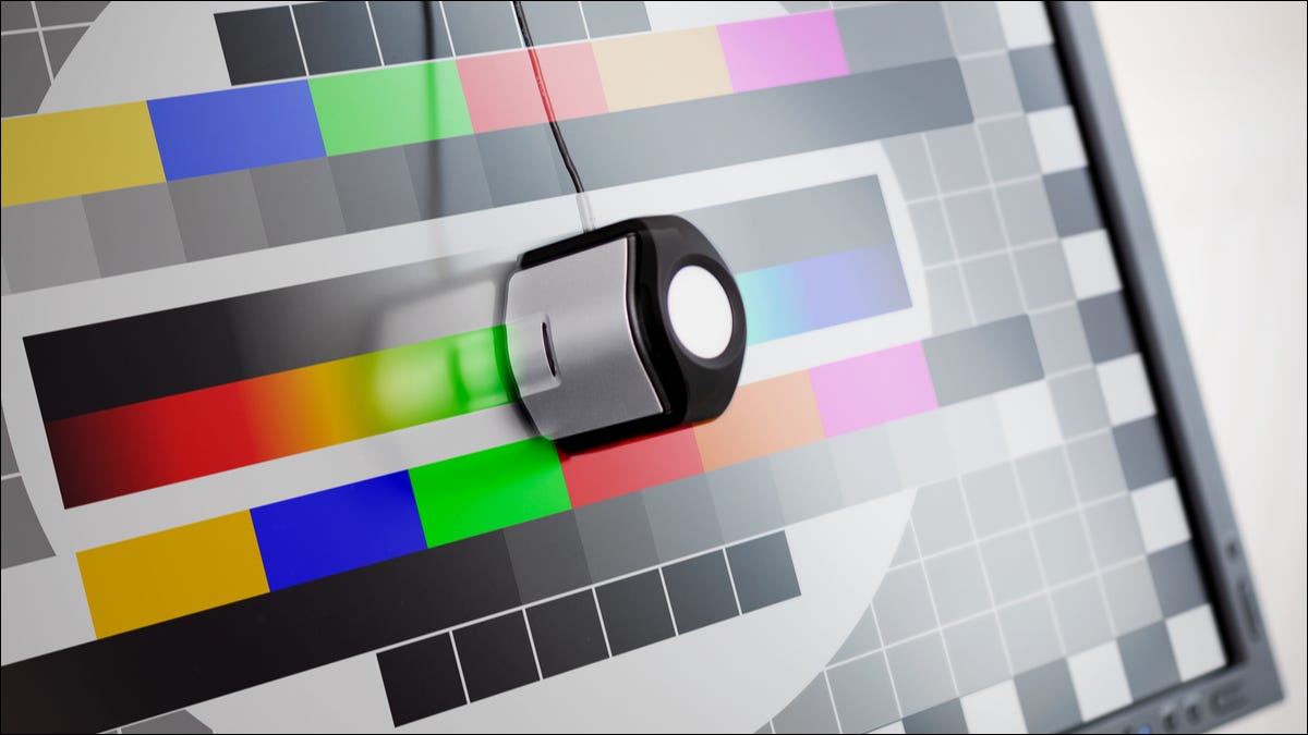 Primer plano de un monitor calibrado en color.