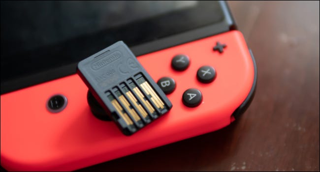 Primer plano de un cartucho de juego de Nintendo Switch en la parte superior de una unidad Switch.