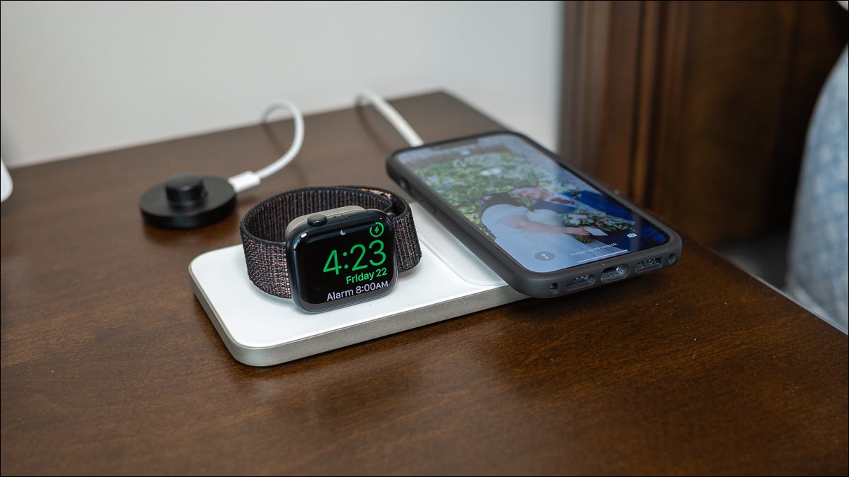 Nomad Base One Max cargando un Apple Watch y un iPhone