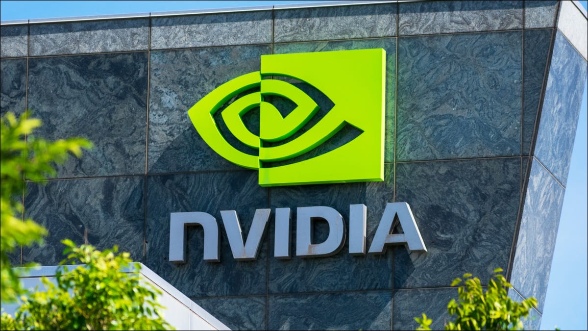Logotipo de NVIDIA en el edificio