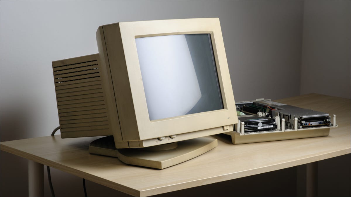 Un viejo y polvoriento monitor de computadora CRT en un escritorio.