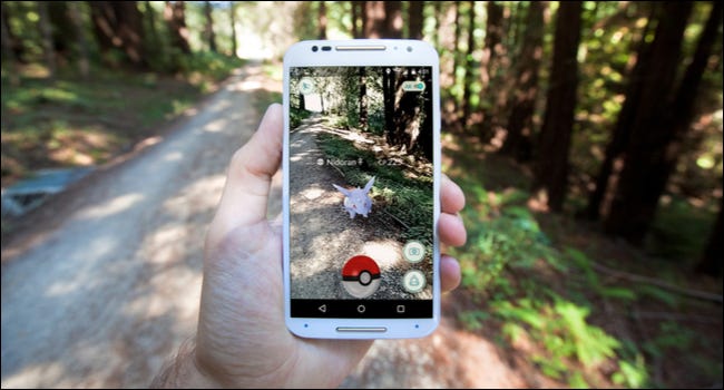 Un teléfono inteligente que muestra el juego móvil Pokémon Go en un entorno al aire libre.