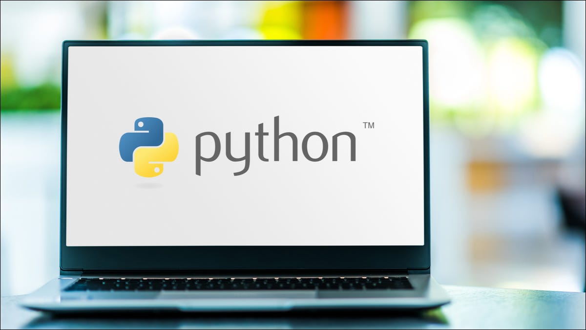 Una pantalla de computadora portátil con el logotipo de Python en exhibición.