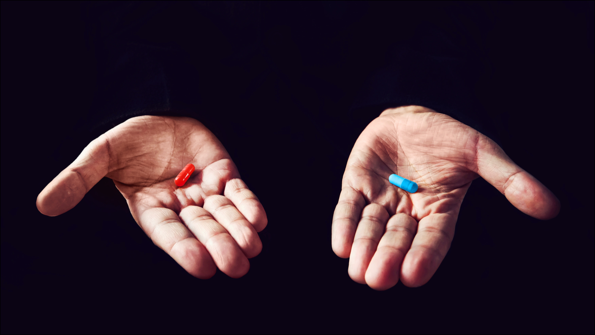 Dos manos, una sosteniendo una pastilla roja y la otra una pastilla azul.