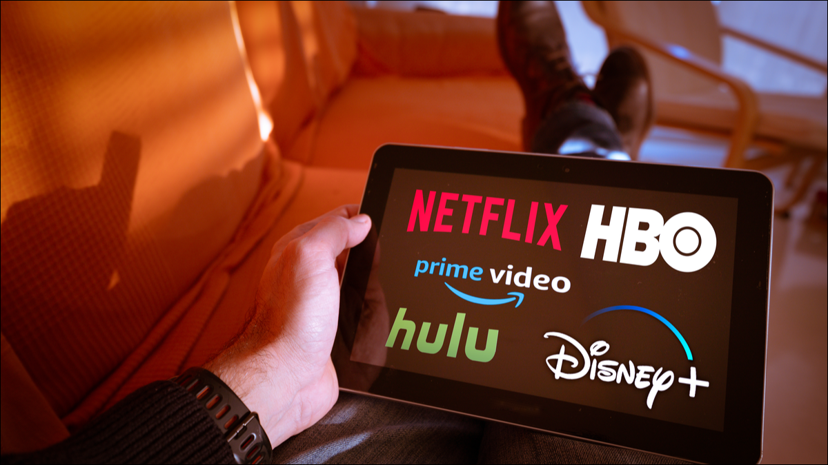 Una tableta con los logotipos de Netflix, HBO, Amazon Prime Video, Hulu y Disney+.