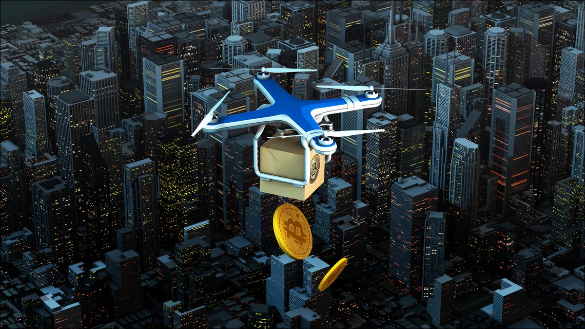 Un dron arrojando criptomonedas sobre una ciudad.