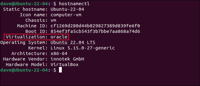 La salida del comando hostnamectl en una máquina virtual VirtualBox con la línea de virtualización resaltada