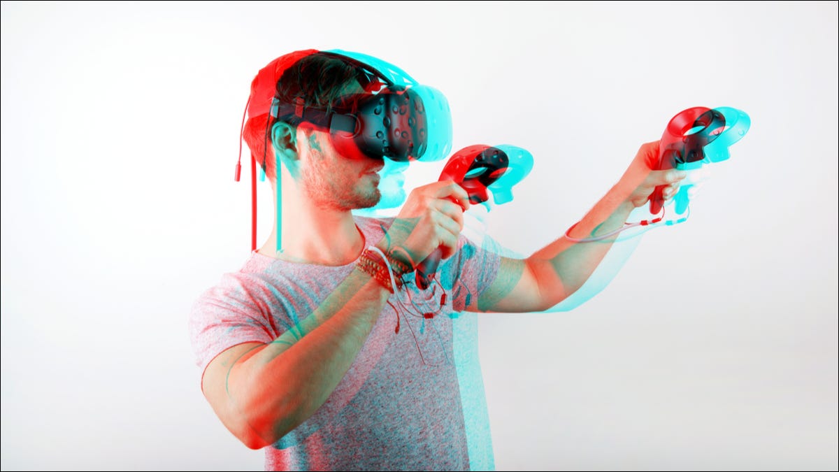 Hombre usando un auricular VR, con un efecto de anaglifo 3D "fallido".