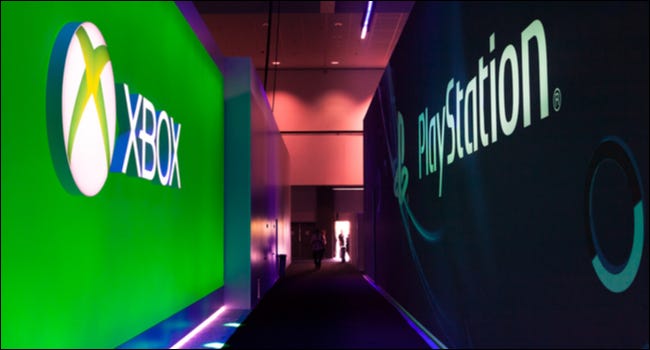 Pasillo en una conferencia de juegos con el logotipo de Xbox en un lado y el logotipo de PlayStation en el otro.